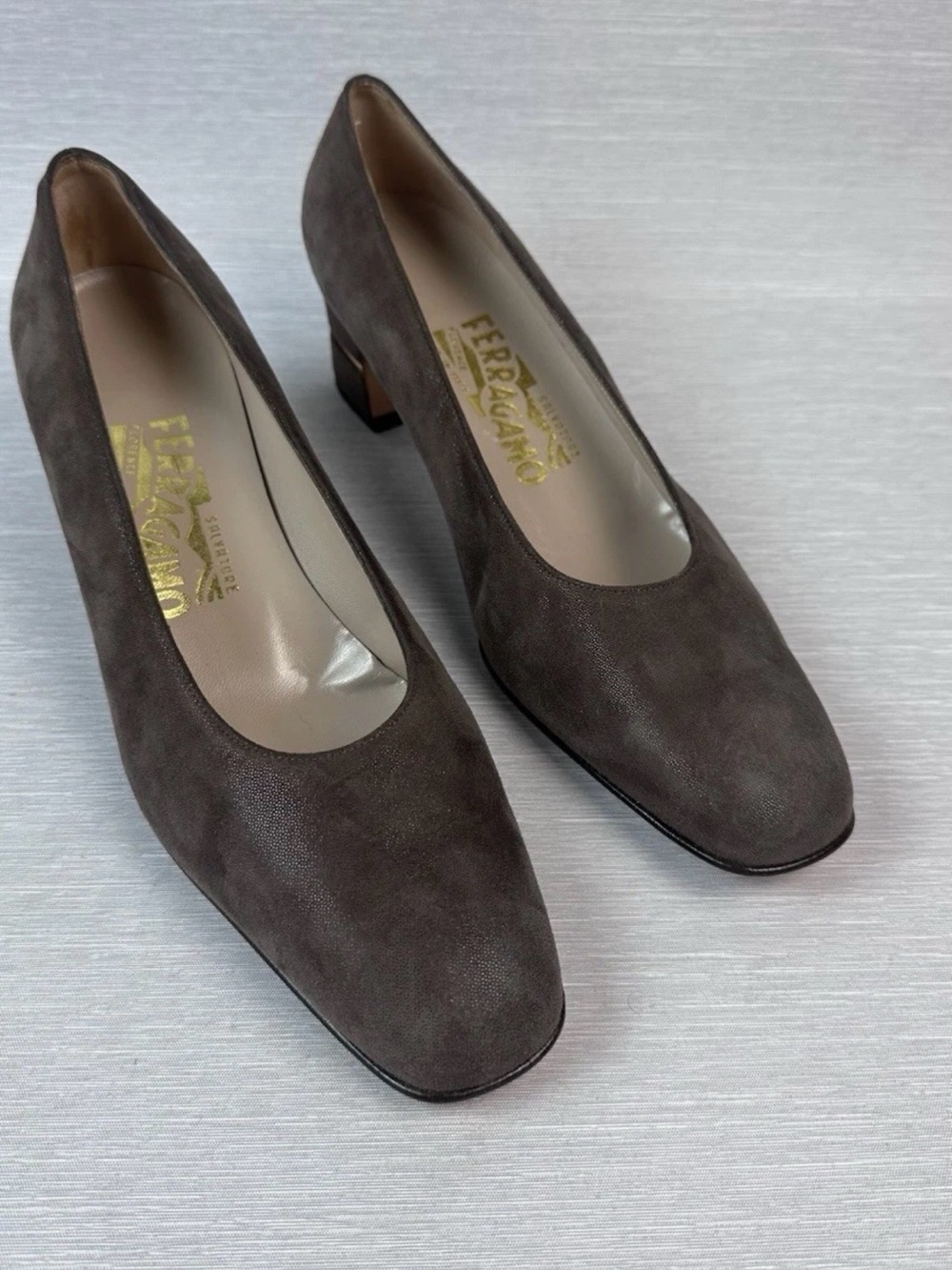 Vintage Salvatore Ferragamo Taupe Suede Classic Pumps Shoes 7,5 B